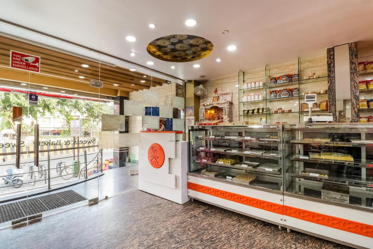 Hôtel Oyo 61050 S S K Continental à Juhi Bari Extérieur photo